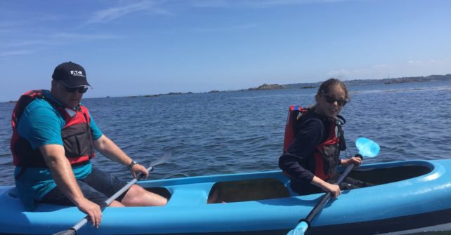 sortie en kayak le lond de l’Île Callot sous un soleil radieux